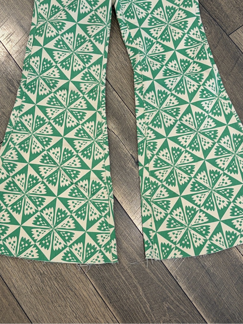 Free People We The Free Youthquake Printed Crop Flare Green Cream Pants size 25 - Picture 3 of 9